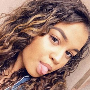 Meet your Posher, Selena